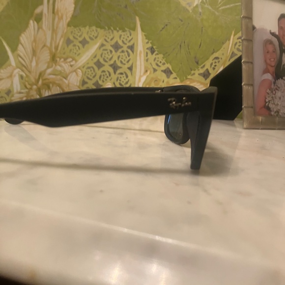 Classic Ray Ban Sunglasses with Case - Picture 3 of 3